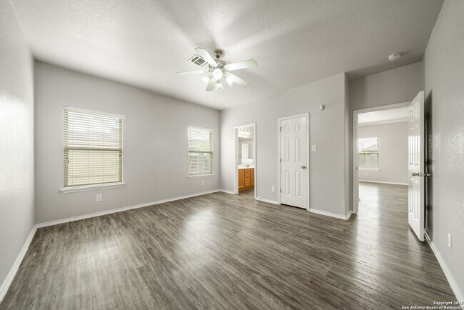 Building Photo - 4 bedroom, 2 1/2 bath located in Lakeview ...