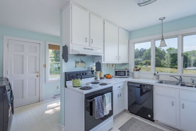 Building Photo - Weaverville Farmhouse Rental!