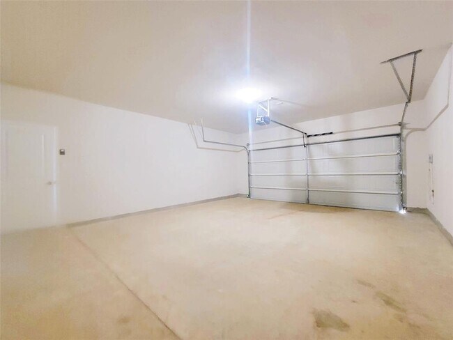 Building Photo - 120 Longmount Cv