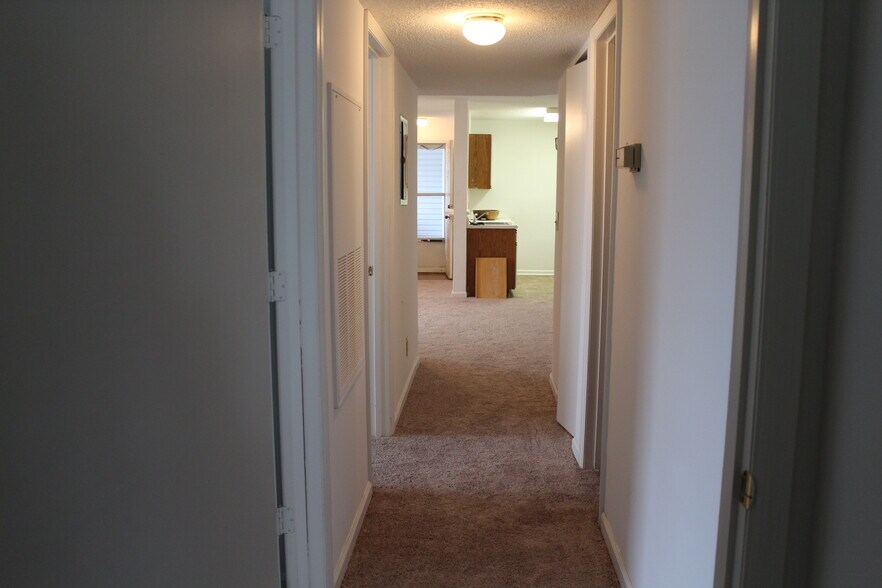 Building Photo - 2225 Huntingdon Dr