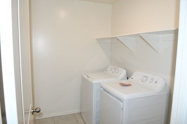 Building Photo - 5725 W Willow Rdg Dr
