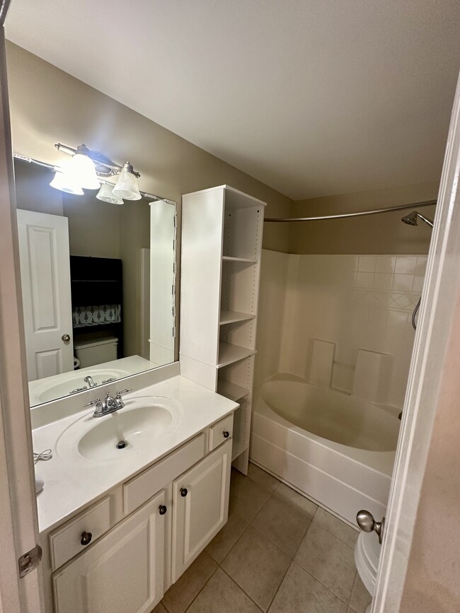 Bedroom 1 bathroom - 8608 Gauphin Pl