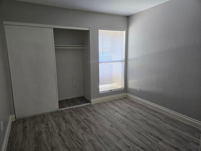 Building Photo - Fantastic and spacious 2 beds, 1.5 bath townhome in Phoenix