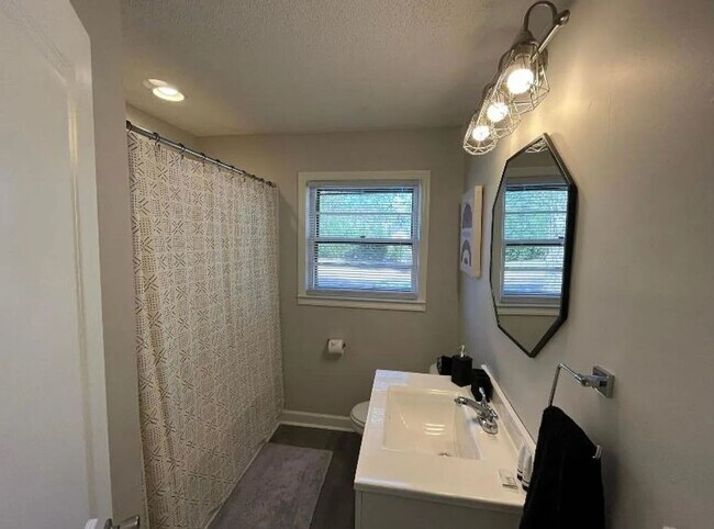 Building Photo - 306 S Marble St