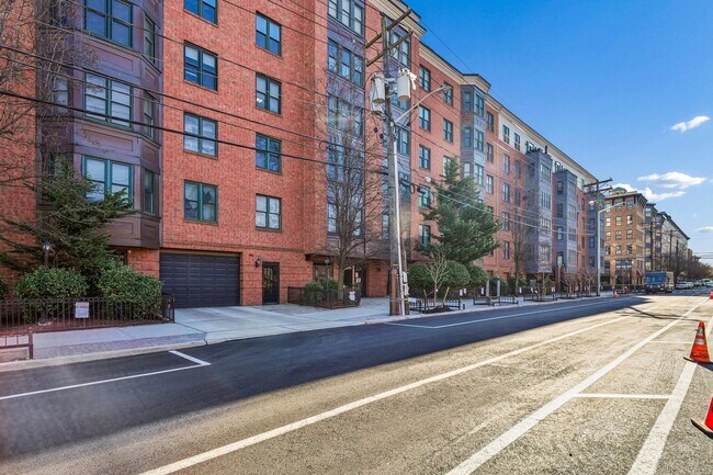 Building Photo - 915 Madison St