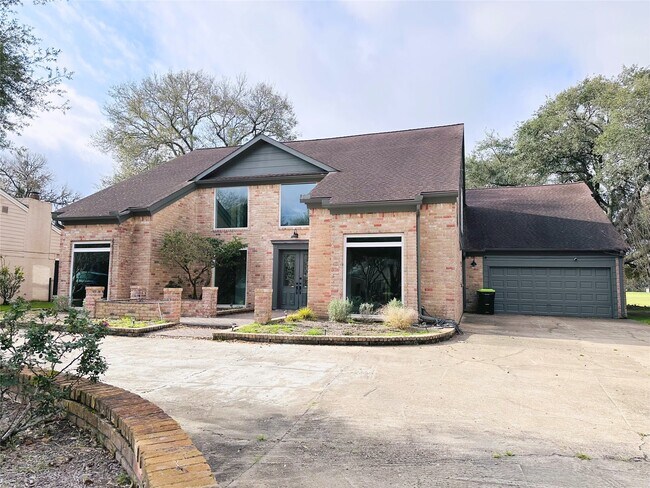 Building Photo - 3202 La Quinta Dr