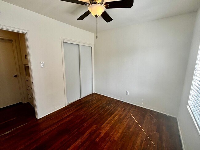 Building Photo - Charming and Bright 2 bed 1 bath in Point ...