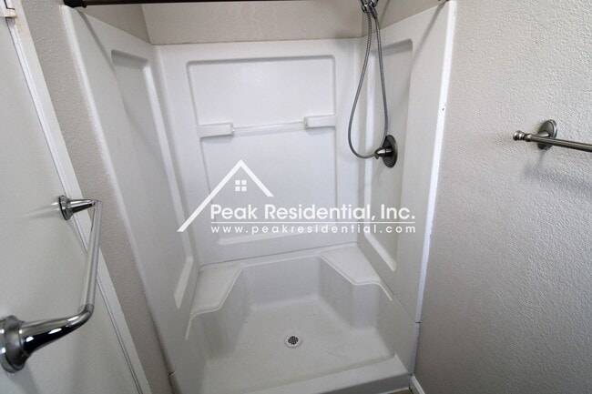 Building Photo - A Beautiful Elk Grove 4bd/2.5ba Home with ...