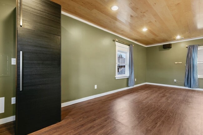 Building Photo - Classic Portland Bungalow