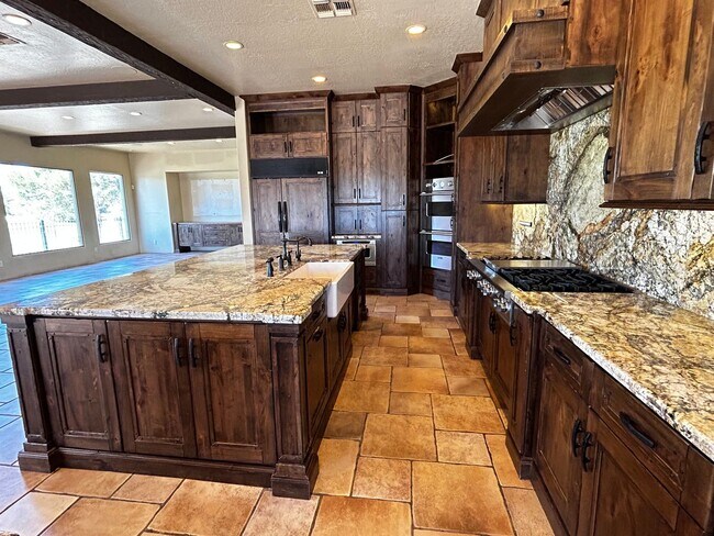 Building Photo - On GOLF COURSE LOT - 3 Bed/3Bath GATED Com...
