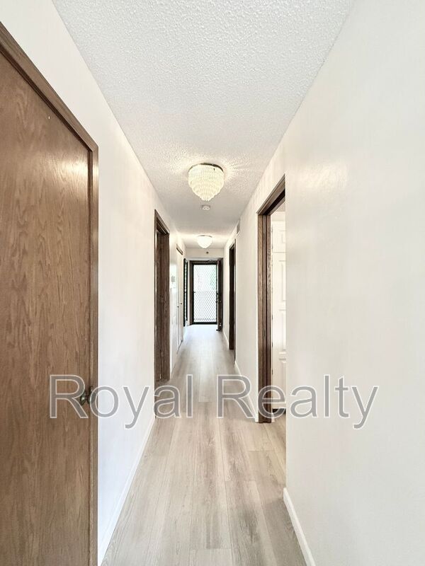 Building Photo - 555 Hahaione St