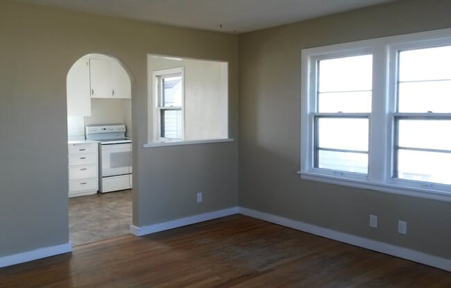 Building Photo - 1421 E 4th St