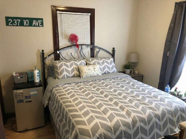 Building Photo - Available June 1st – 4 Bedroom, 1 Bathroom Single Family Home