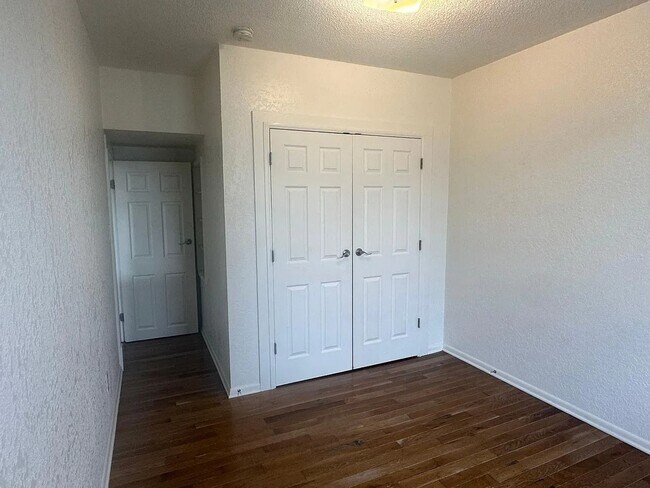 Building Photo - 404 S Marion St