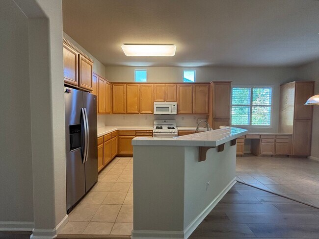 Building Photo - Gorgeous 3 Bed 2.5 Bath with SOLAR! 55+ Community