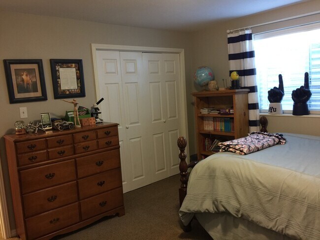 Building Photo - Large Family Lehi Home available now!