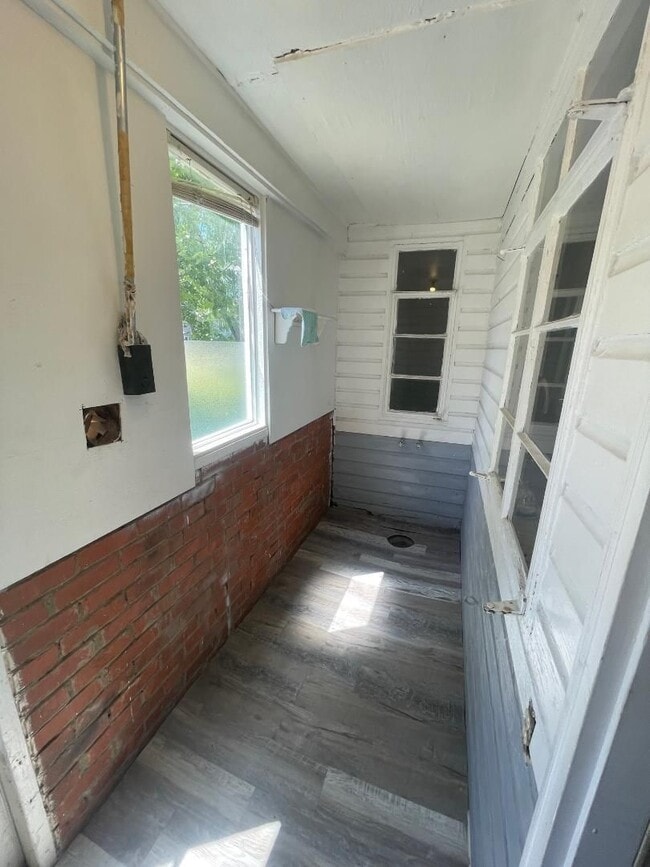Building Photo - 1 Bedroom 1 Bathroom Duplex For Lease NOW!