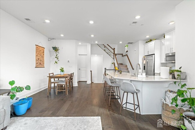 Building Photo - 33 Veterans Wy