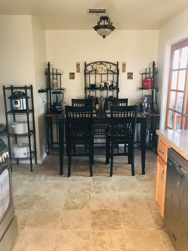 Building Photo - Unbeatable Charm in Camarillo's Colony