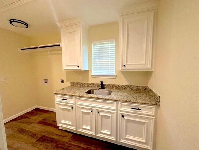 Building Photo - 340 Oak Ridge Dr