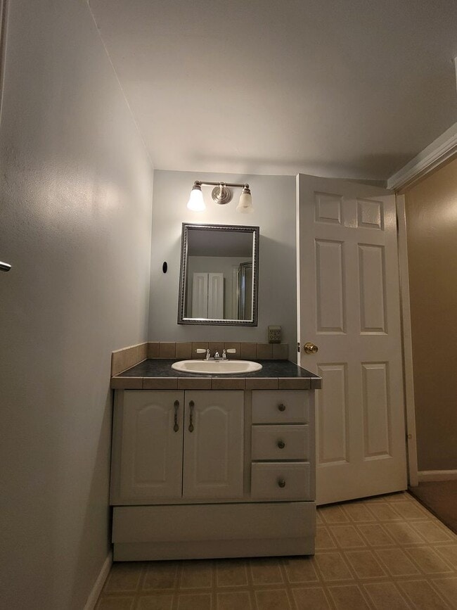 Building Photo - Charming 3 bedroom 2 bath
