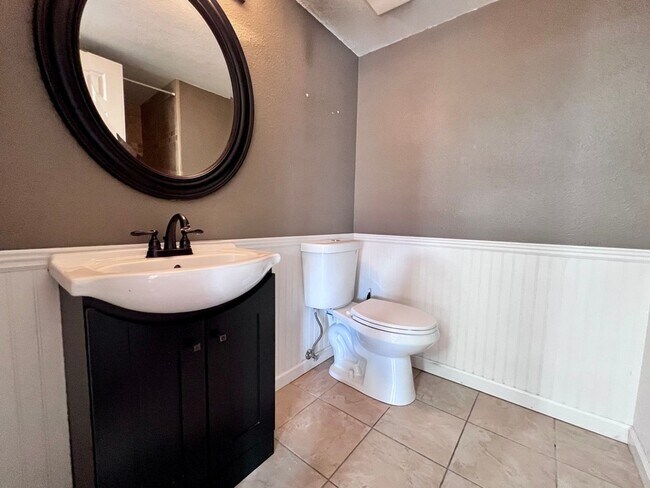 Building Photo - $2,295 Villa & Barstow, 3 Bedroom Condo - ...