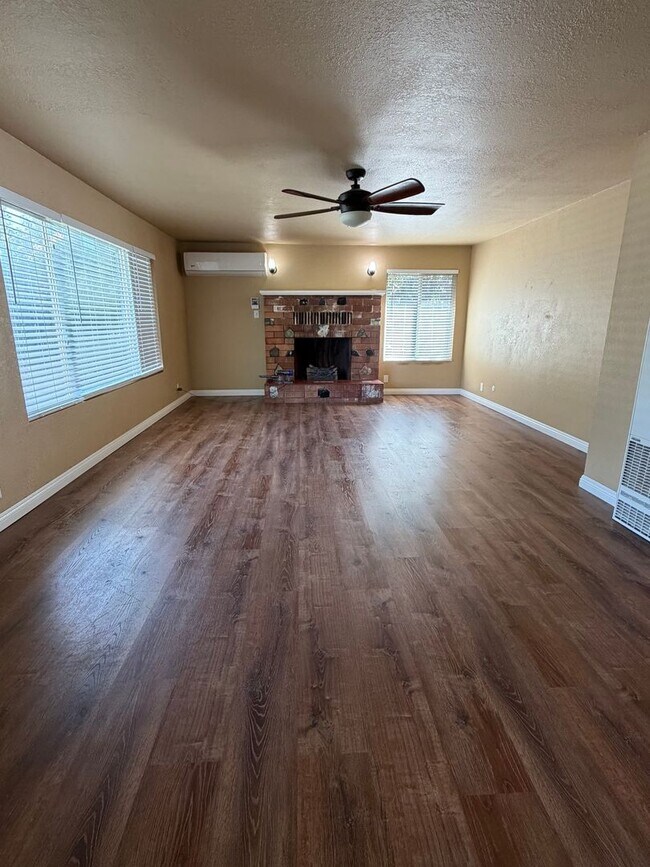 Building Photo - 3 bedroom home in Shasta Lake City