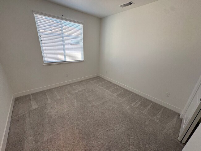 Building Photo - Beautiful 4 Bed 3 Full Bath Home with Solar in Brentwood