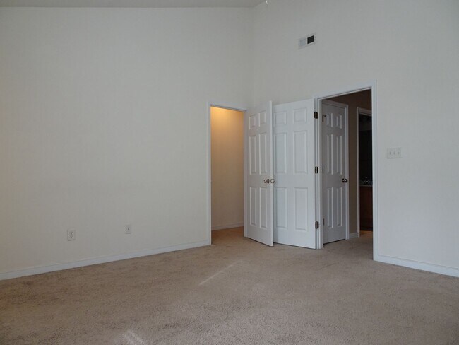 Building Photo - 4 Bedroom 3.5 Bath 3 Story Townhome for Re...