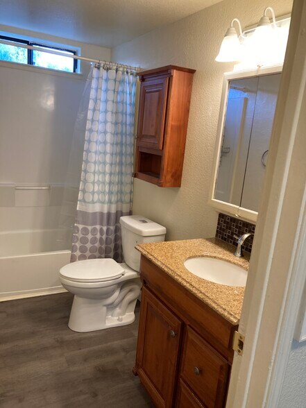 Building Photo - 106 E 6th St