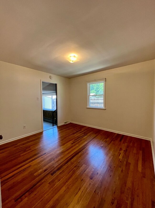 Building Photo - Charming 3-Bedroom Home with Spacious Layo...