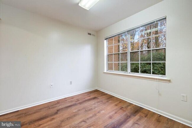 Building Photo - 876 College Pkwy