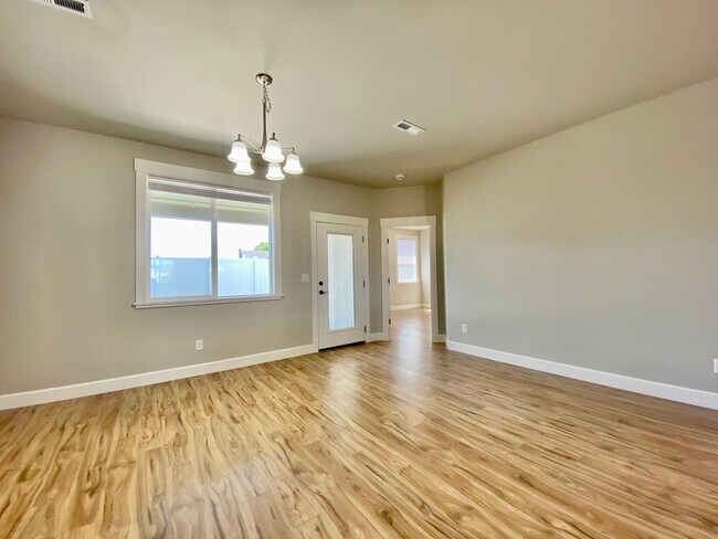 Building Photo - Gorgeous 3 Bedroom Home in West Valley