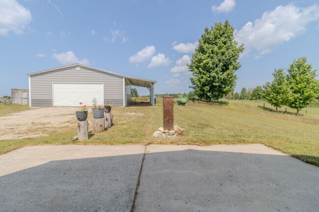 Building Photo - 7825 S Lake Leelanau Dr