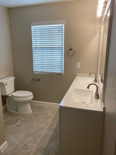 Upstairs Bath - 404 S Texas Dr