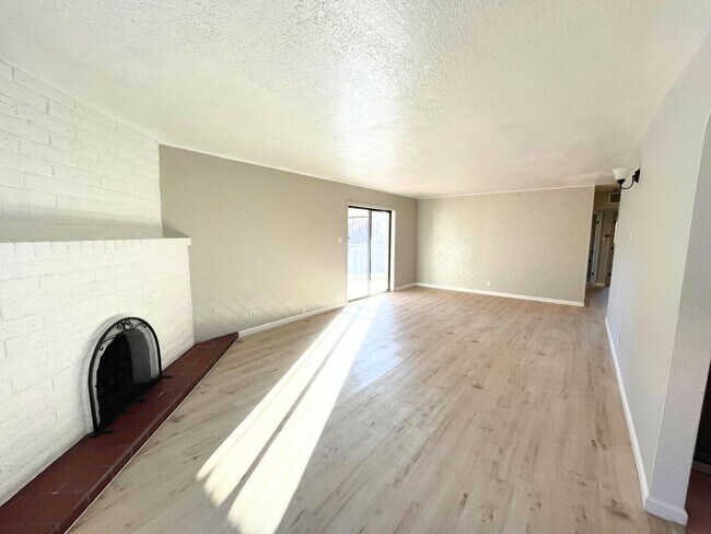 Building Photo - Spacious 3 Bedroom 2 Bathroom Home In The NE!