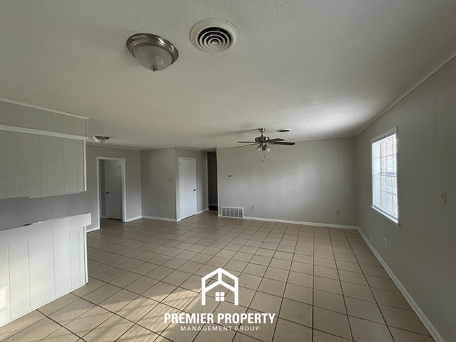 Building Photo - Spacious 4BR Home with Formal Dining, Fenced Yard & Garage in Southaven