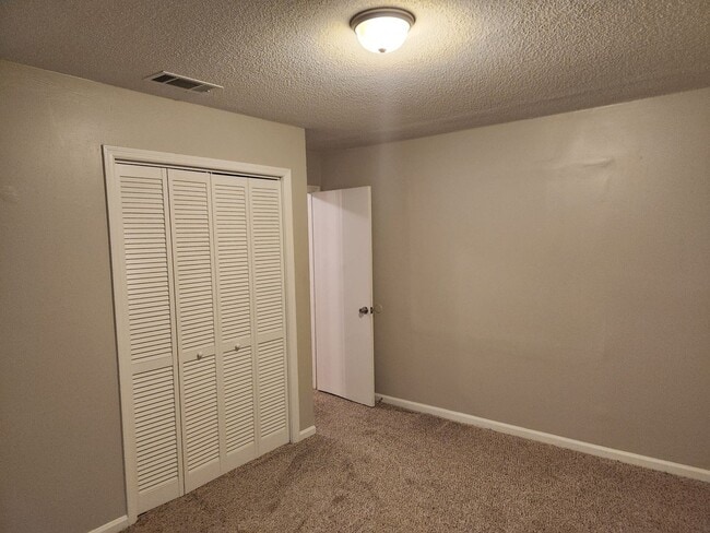 Building Photo - **Available January 1st** 3 Bedroom, 2.5 Bath Town Home