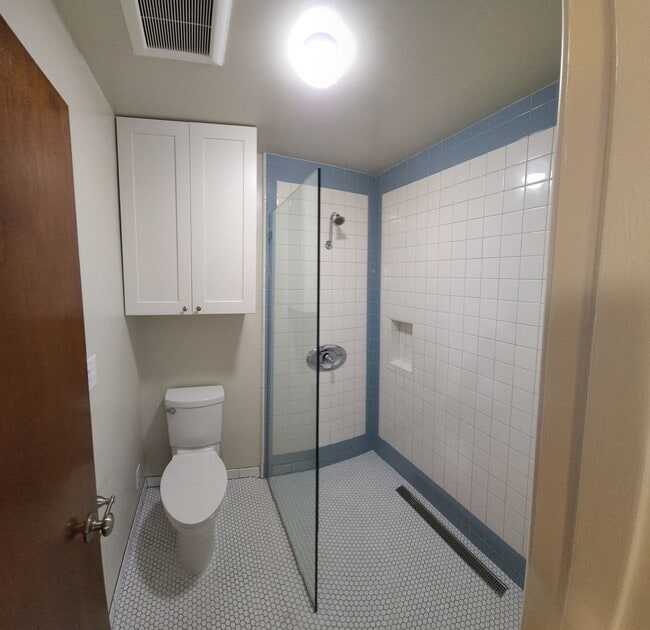 Building Photo - Large 5 Bedroom Home close to Poly Campus!!