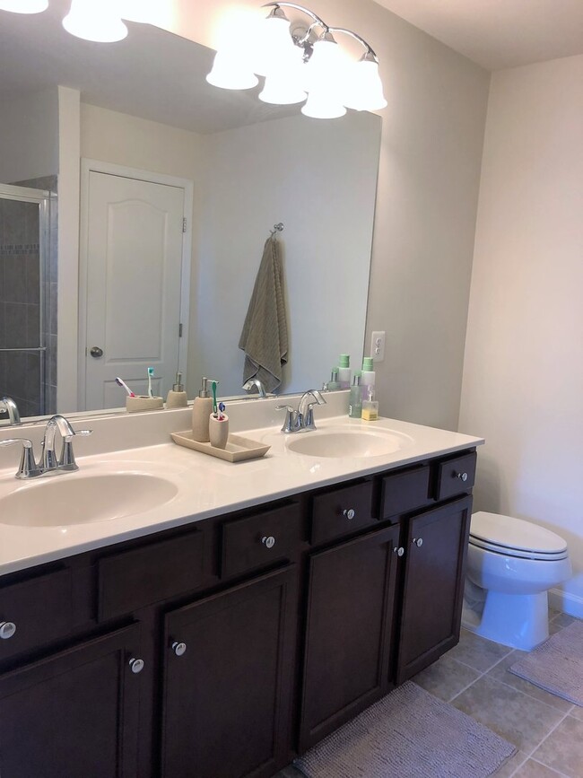 Building Photo - Beautiful End-Unit Townhome in New Post!