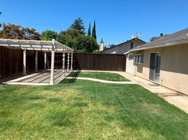 Building Photo - 1113 Wildflower Dr