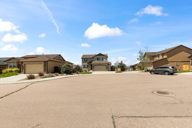 Building Photo - Evolve Real Estate: Meticulous and Luxurious 4 Bedroom + Office + Finished Basement on A Double C...