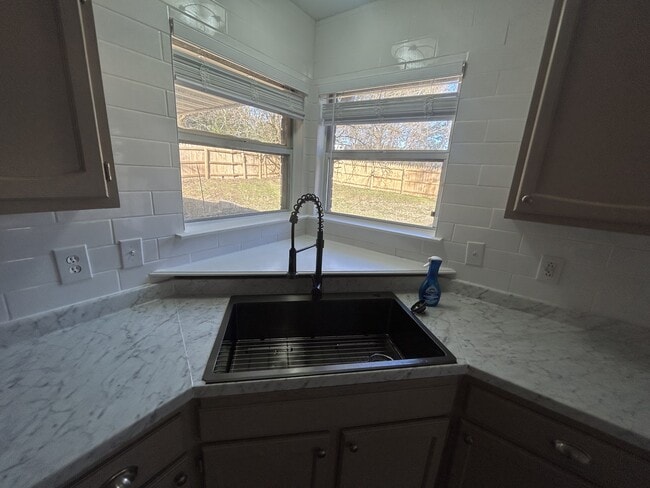 Building Photo - 533 Woodland Hills Dr