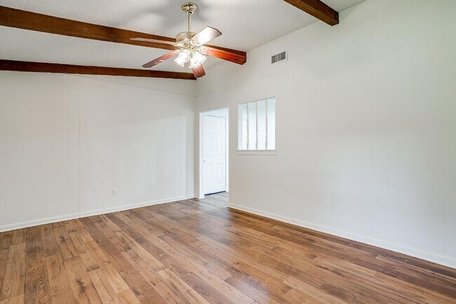 Building Photo - Charming 2-Bed, 2-Bath Duplex in Burleson