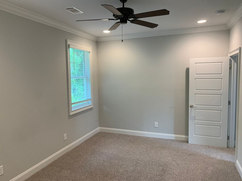 Building Photo - College Oaks