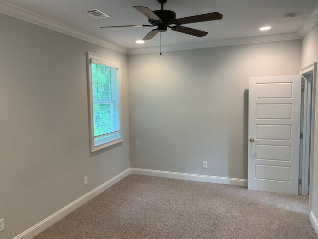 Building Photo - College Oaks