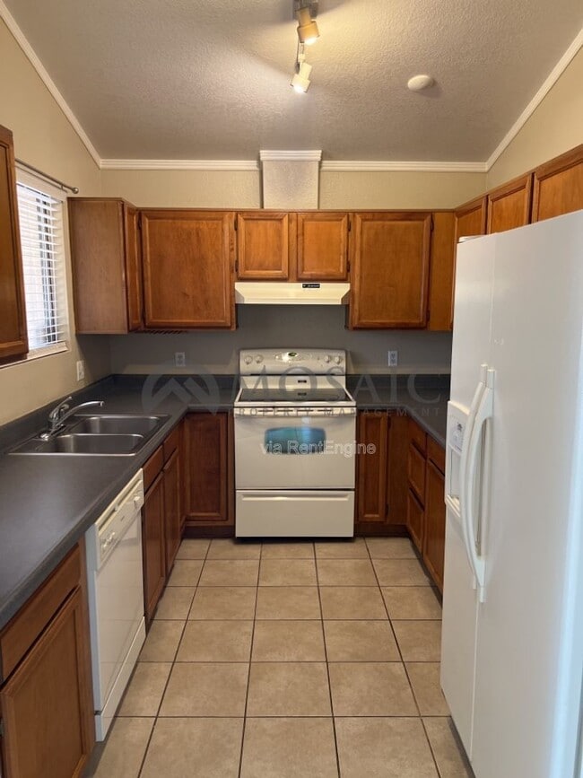 Building Photo - 921 S Val Vista Dr