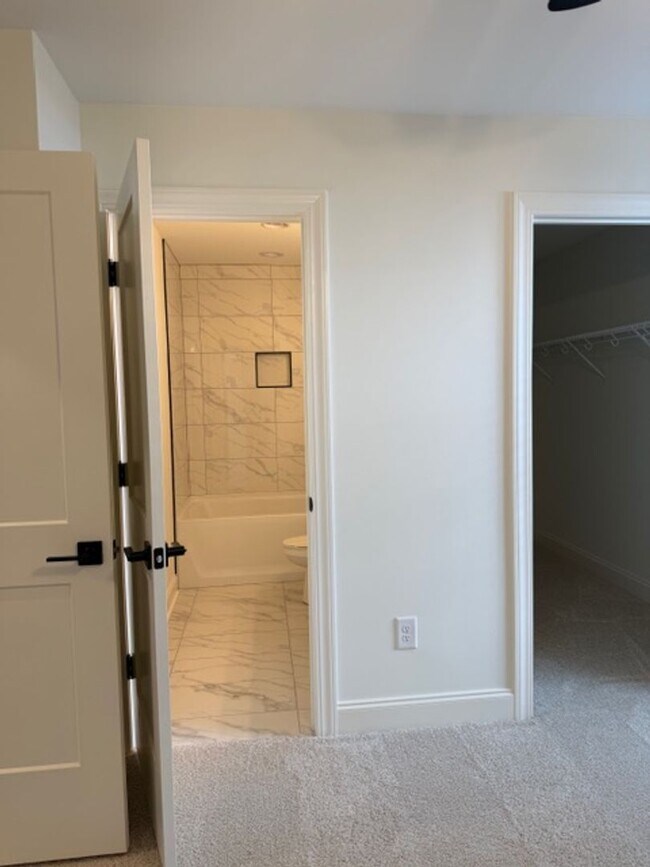 Building Photo - Maryville 37803 - 4 bedroom 3.5 bath - call Ed Johnson 865-924-5045