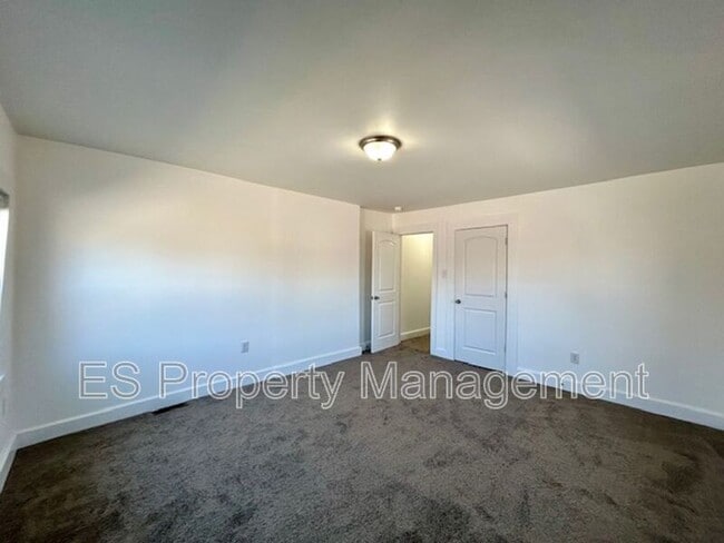 Building Photo - 2960 N Park Ave