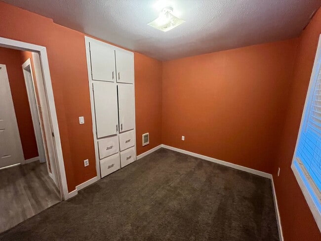 Building Photo - 1106 Emerson Dr